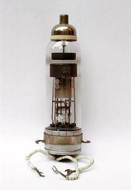 Era del tubo de vacío Abarca la primera mitad del siglo XX 1905 A.Fleming inventa la primera válvula de vació, el diodo termoiónico Estos dispositivos aprovecharon la observación previa de T.A. Edison (1881) de que, para que pase corriente entre un electrodo (ánodo) y un filamento (cátodo), es necesario que el electrodo sea positivo respecto al filamento.