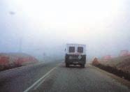 conducción con niebla Los más serios problemas son: - Disminución de la visibilidad y - Disminución de la adherencia.