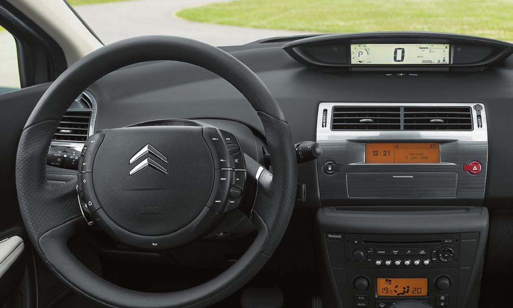 INNOVACIÓN EN SUS MANOS El Citroën C4 ha sido concebido para ofrecer unas condiciones de conducción óptimas, tanto en carretera como en ciudad, a velocidad