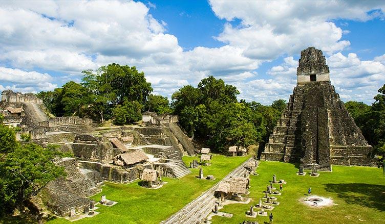 Nos sugieren seguir explorando el universo maya en una visita opcional a Yaxhá, centro ceremonial con plazas y acrópolis comunicadas por calzadas, o conocer el parque natural