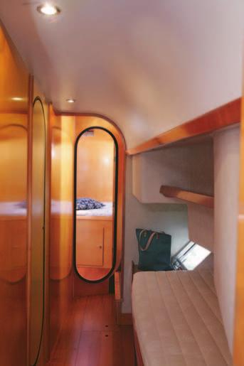 On the port side, the hull accommodates two double cabins, two bathrooms and a cabin in the gangway. Die Rümpfe sind der Platz absoluter Zurückgezogenheit.