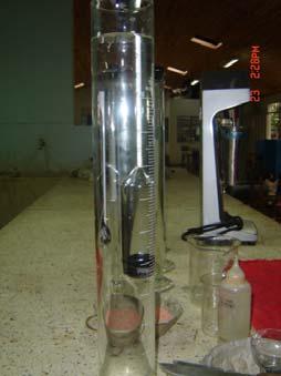 Inmediatamente después de realizar la lectura de los 2 minutos, se extrae cuidadosamente el hidrómetro de la suspensión y se coloca en un cilindro graduado con agua limpia.