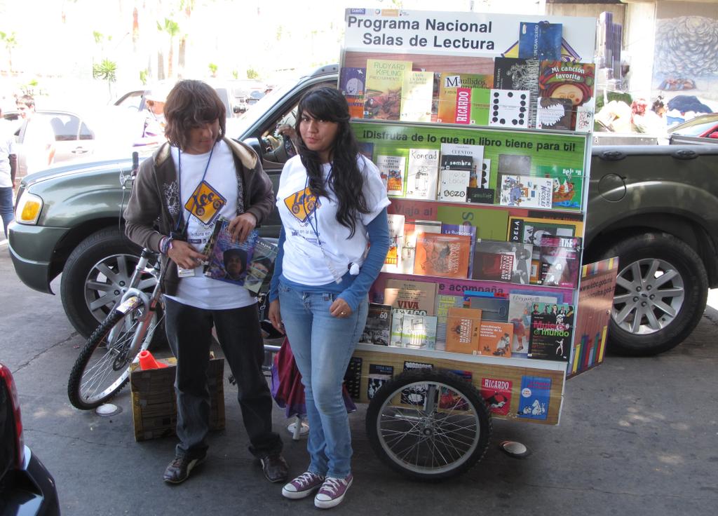 Librobicis ü Prestan libros a la gente que hace fila durante horas para cruzar la garita fronteriza de Tjjuana, México, a San Ysidro, E.U.