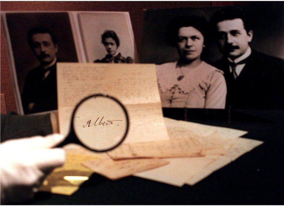 Albert Einstein se casó dos veces y tuvo tres hijos. Su primera esposa fue Mileva Maric, una compañera de clase serbia de la que se enamoró en 1896.
