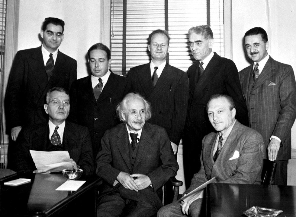 En 1946 se creó el Comité de Emergencia de Científicos Atómicos, con Einstein como presidente, compuesto de otros siete científicos, que aparecen en la foto.