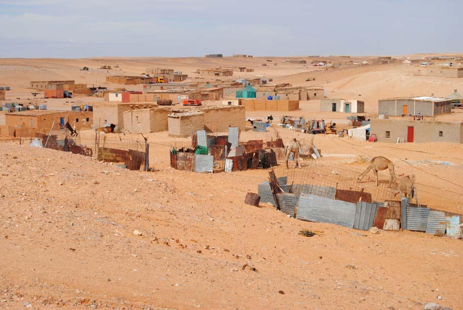 UN VIAJE A LOS CAMPAMENTOS DE REFUGIADOS DE TINDOUF La primera impresión al visitar los campamentos de refugiados saharauis es la de una profunda sorpresa. Y admiración.