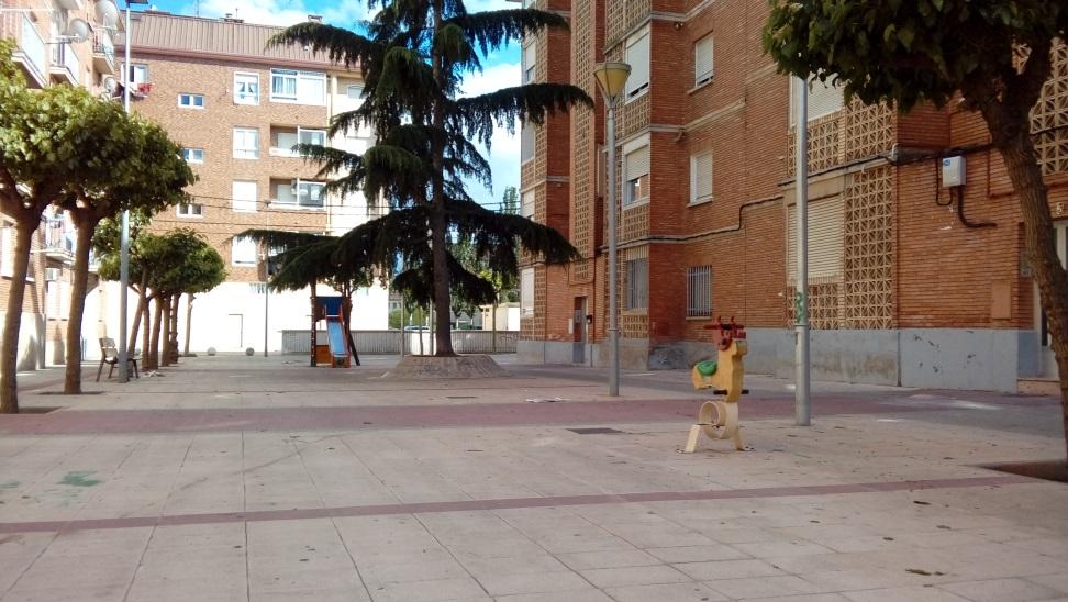 10 Calle José María Gómez Medianveitia En las proximidades del colegio Quintiliano y del centro de FP La Planilla nos encontramos este pequeño parque infantil entre dos bloques de edificios.