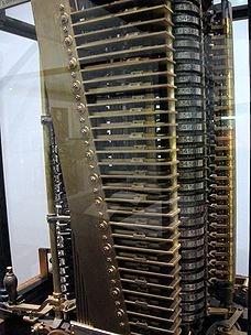 LA MAQUINA ANALITICA Un modelo moderno de la máquina analítica de Babbage, encontrada en el Museo de Ciencias de Londres.