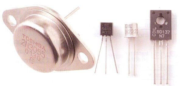 Transistor Elemento básico en los circuitos electrónicos. Formado por semiconductores, dispone de tres patillas (emisor, base y colector).