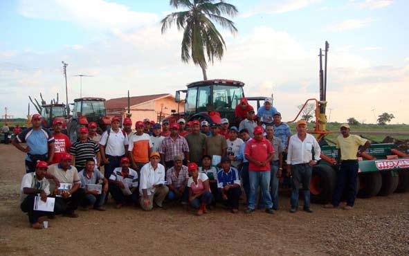 ADIMRA - Cámara Argentina de Fabricantes de Maquinaria Agrícola (CAFMA) En una capacitación en Venezuela junto con unas de nuestras niveladoras modelo Láser exportadas a ese país. 2011.