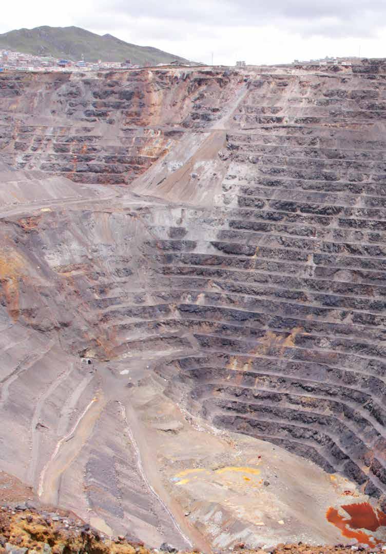 22 MEMORIA ANUAL VOLCAN 2016 23 HISTORIA En el 2016 Volcan cumplió 73 años de creada desde que la Compañía inició sus operaciones mineras en 1943, en las alturas del abra de Ticlio.