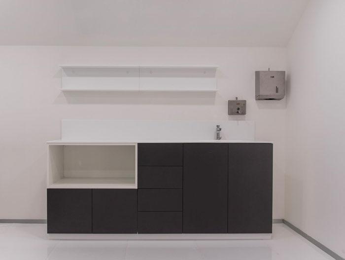 Para los muebles auxiliares también se aplica Corian en la superficie donde se integra la pila de lavado, también fabricada de este material.