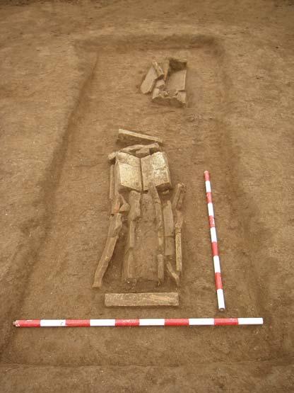 Vista general y detalle de enterramientos de época romana en la