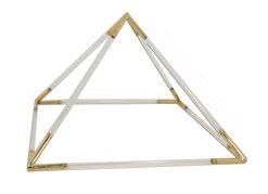 Pirámide Plexi Pirámide con cánula vacia 20 cm y 30 cm GENERADORES Los generadores son una forma de intensificar el poder energético de las pirámides disminuyendo su tamaño y multiplicando su