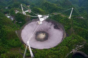 Green Bank es el mayor radiotelescopio dirigible del mundo, comenzó a funcionar en Agosto del año 2000 en Green Bank, West Virginia, Estados Unidos, Su plato mide 100 x 110 metros y su espejo está