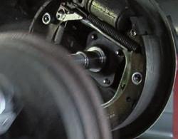 Comience a girar, para desmontar el buje central de la rueda a herramienta está diseñada para el