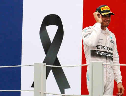 10 EL MUNDO D X T LUNES 16 DE NOVIEMBRE DE 2015 Lewis Hamilton, en el podio de Interlagos, tras acabar en segunda posición. NACHO12 / REUTERS La obsesión de Lewis F1.