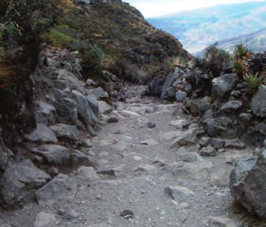 Proyectos emblemáticos QHAPAQ ÑAN El Camino Principal Andino, Qhapaq Ñan, conocido también como Camino Real o Camino del Inca, es un sistema vial que sirvió para crear una dinámica de integración