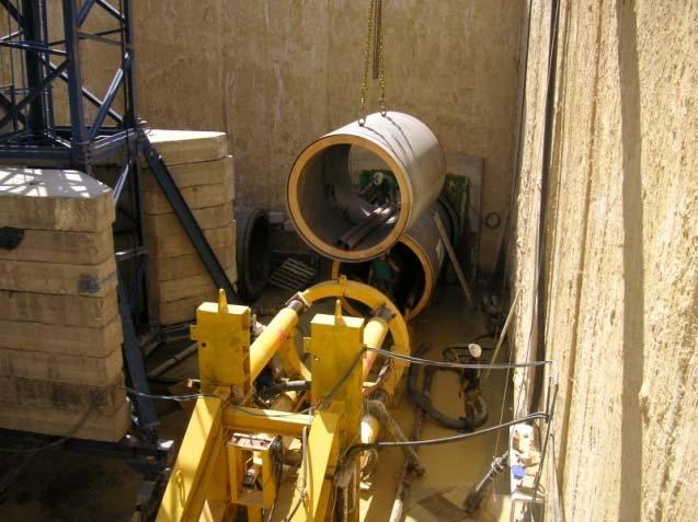 revestimiento del túnel y se instalan e hincan desde el pozo de ataque trasladando el empuje a la