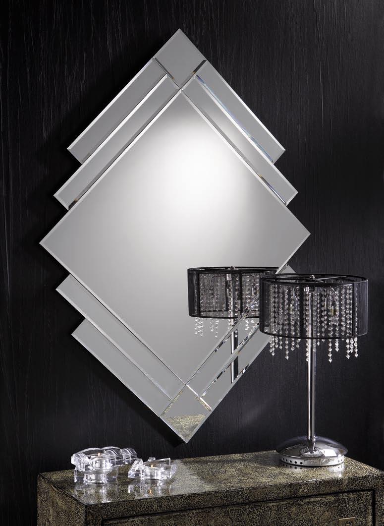 Espejo TRIXEL Ref. 29-E17 Medidas: 119 x 86 cm Puntos: 198 Original espejo realizado en lunas biseladas superpuestas, montado sobre base de fibra de madera.