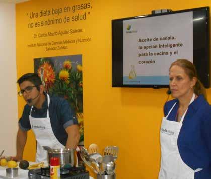 Ericka Ileana Escalante Izeta de la UIA presentó Exploradores de comida Una mesa redonda muy concurrida y destacada fue la que presentaron Jiapsy Arias González, Mtro.