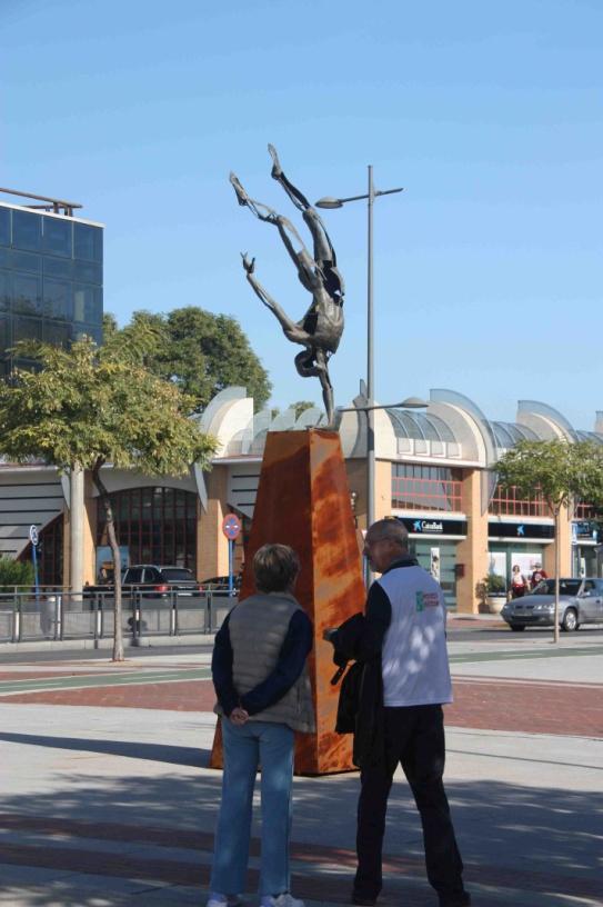 Visita a El equilibrista, escultura de Rolando situada en el bulevar de Ciudad Expo.