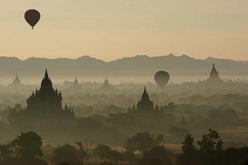 construido en ladrillo y estuco. Continúa a la Pagoda Khaung Mu Daw en Sagaing y a las Colinas de Sagaing, lugar de retiro de los devotos Budistas. Atardecer en las colinas de Sagaing.