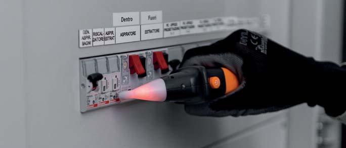 introduce en el cable con tensión una señal reconocible por el receptor LED verde y zumbador el interruptor en el que detecta la señal generada por el HT38T.
