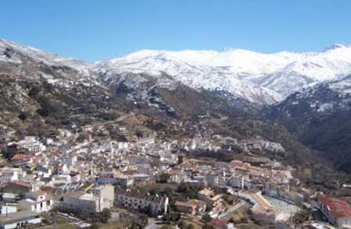 Anexo III: Fichas resumen por municipio HUÉTOR VEGA Emisiones calculadas para el año 2014 Provincia Granada Superficie (km²) 4,00 Nº Habitantes (1 de enero de 2014) 11.