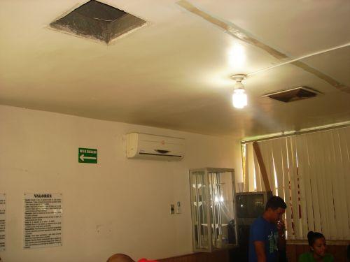 Las rejillas de ventilación están en mal estado y falta una y falta de aplicar pintura en el techo de la