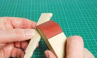 triángulo. 8. Corta la madera para hacer una apertura triangular.