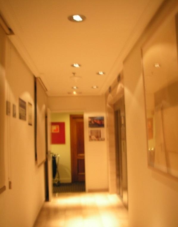 Ejemplo: Cambio iluminación halógena LED en una zona común hotel Importe de la inversión en 10.