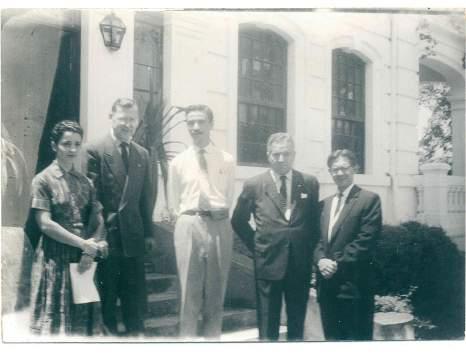 Gastón Litton; profesor Ignacio Araujo; Dr. Luis Florén en la portada del Castillo de los Boteros, segunda sede de la EIB. 1960.