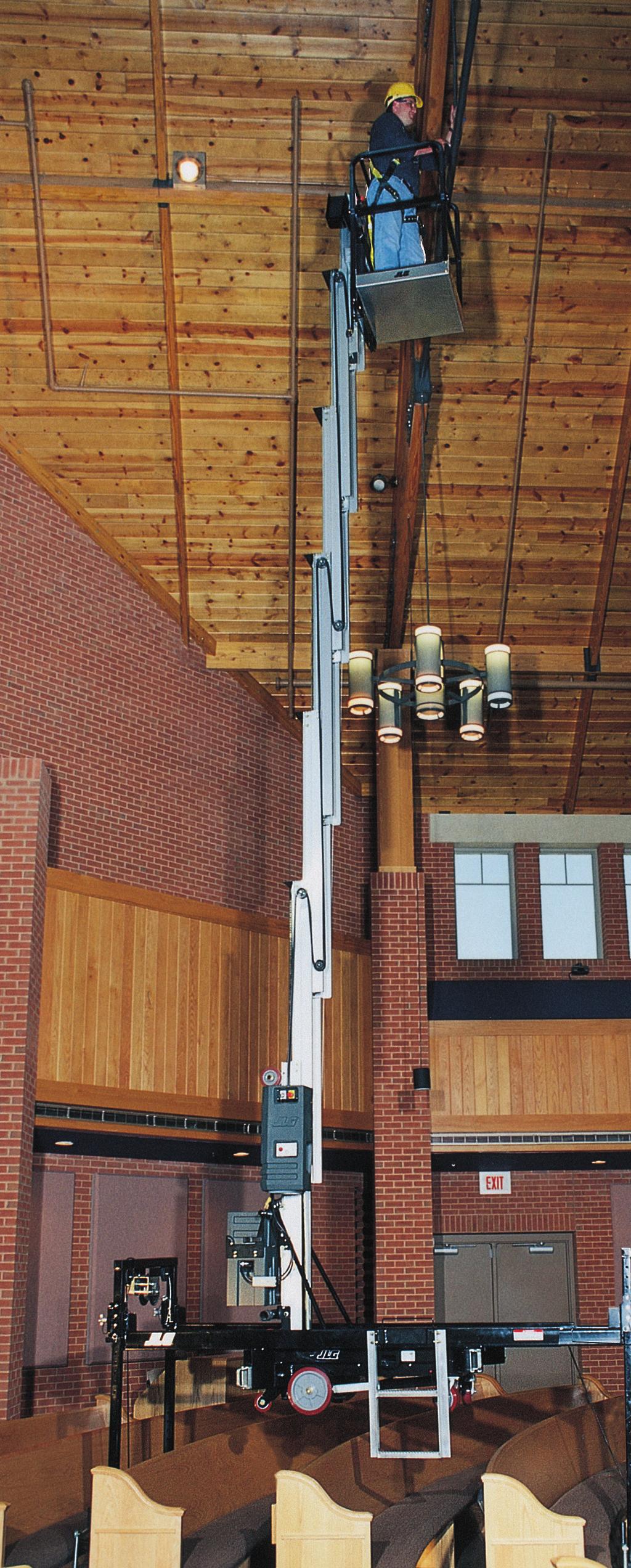 Elevadores verticales JLG ACCESORIOS Personalice su elevador vertical* Escoja desde nuestra plataforma estándar con acceso tipo ala de gaviota de 66 por 71 cm (26 x 28 pulg.