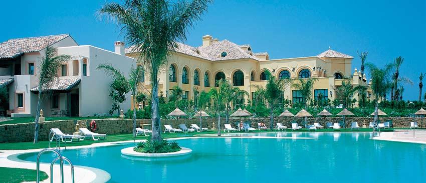 (3) El spa del Hotel Almenara junto con su servicio de Salud y Belleza son uno de los más completos de Europa. (4) Terraza del restaurante VeinTeeOcho.