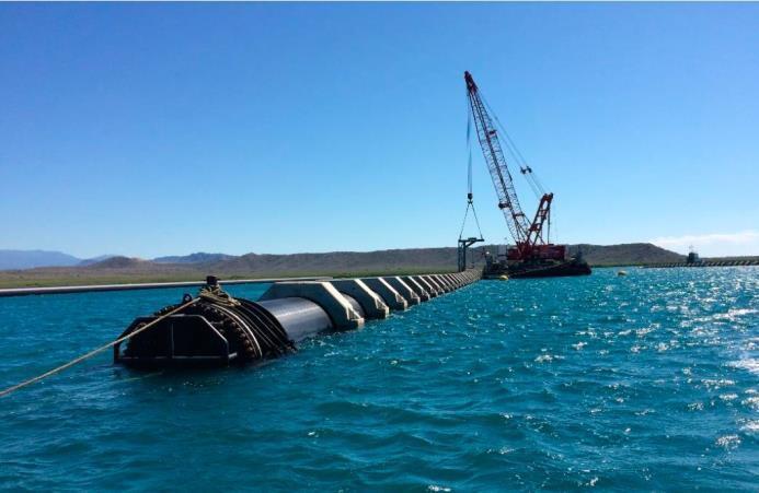 Ensamblado de secciones de tuberia del Emisario Submarino que será instalado en la salida del canal de descarga de agua