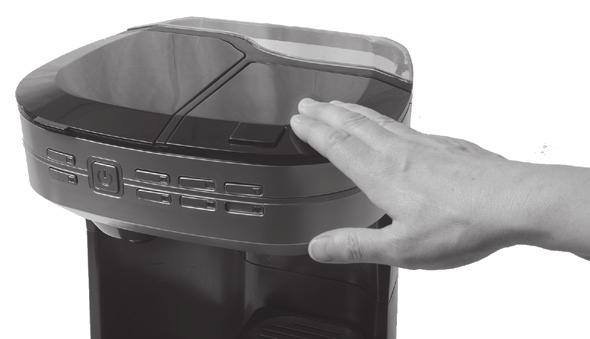 Empuje la tapa del cesto del filtro para una sola taza hacia abajo firmemente hasta que se cierre en su lugar.