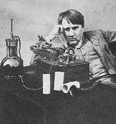 En 1881 Thomas Alva Edison (1847-1931) produce la primera Lámpara Incandescente con un filamento de algodón carbonizado.