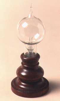 En 1904 el filamento de tungsteno con una eficiencia de 7.9 lúmenes por vatios.