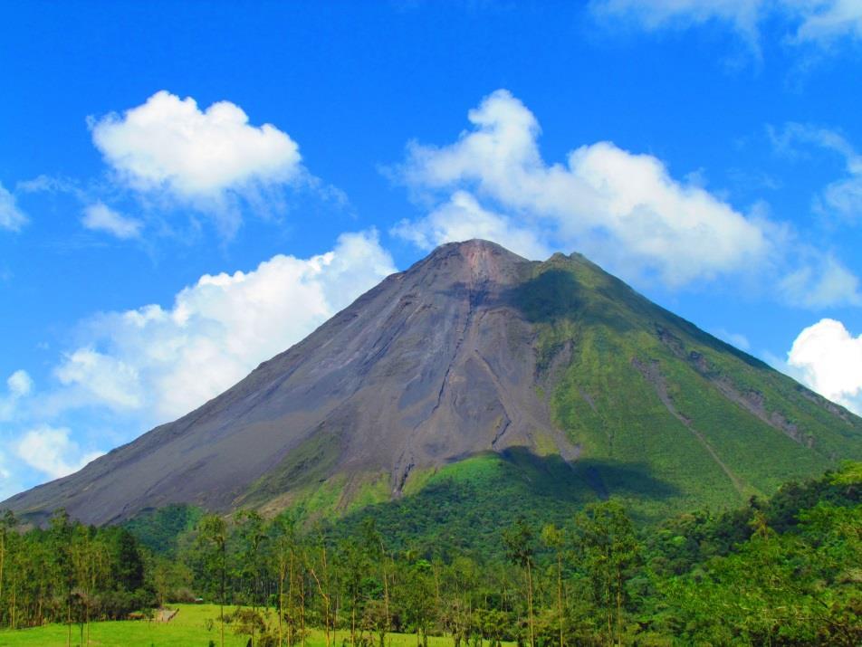 V. Volcán Arenal El Arenal es uno de los volcanes más activos de Costa Rica luego de que despertara en 1968, ocasionando la muerte de casi 100 personas producto de sus erupciones con flujos