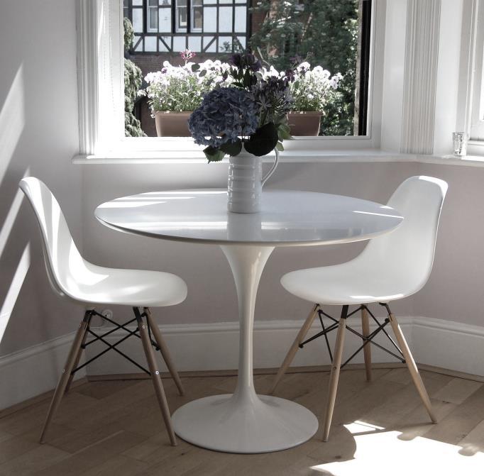 Contado: $4190 + IVA Tulip Saarinen Fibra de Vidrio Mesa de comedor con base de fibra de vidrio y tapa laqueada blanca con gelcoat. Modelo redonda u oval a pedido. Colores: Blanco.