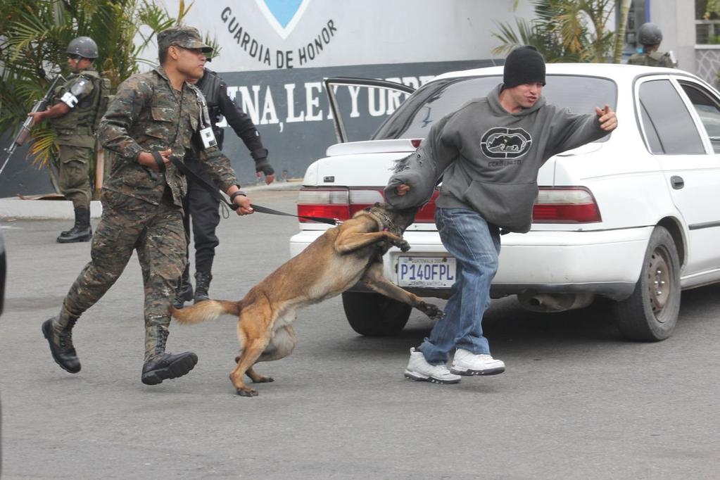 [Imagen: Araceli Osorio] El presunto ladrón logra escaparse de la custodia policial, por lo cual el cabo Morales le ordena a