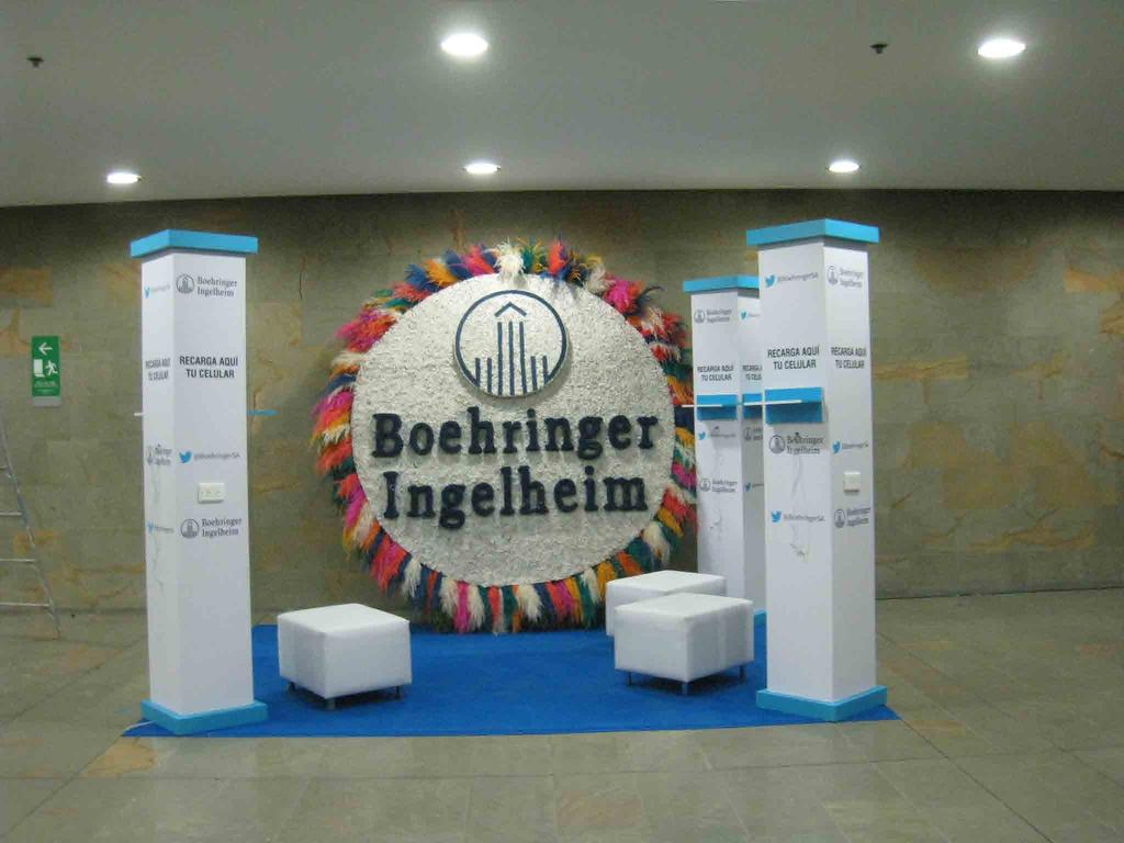 BOEHRINGER INGELHEIM Sala VIP Boehringer Ingelheim con totéms cargadores de