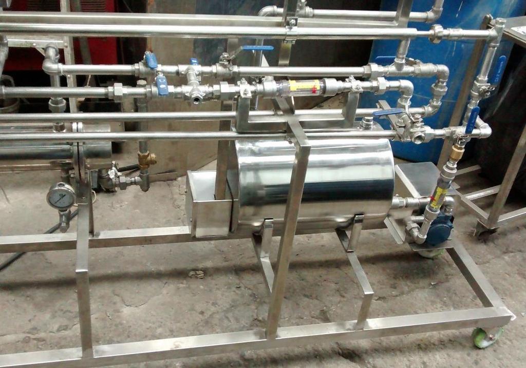 Con los componentes del equipo montados, se comenzaron a instalar las tuberías de conexión que distribuyen los fluidos por todo el dispositivo, incluyendo los medidores de caudal en
