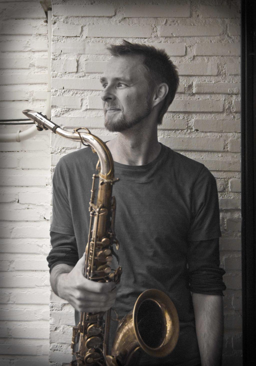 Andrew Lynch (Saxo alto) Nací en Melbourne Australia en 1969, comencé a estudiar saxofón a los 11 años, bajo la dirección de varios profesores.