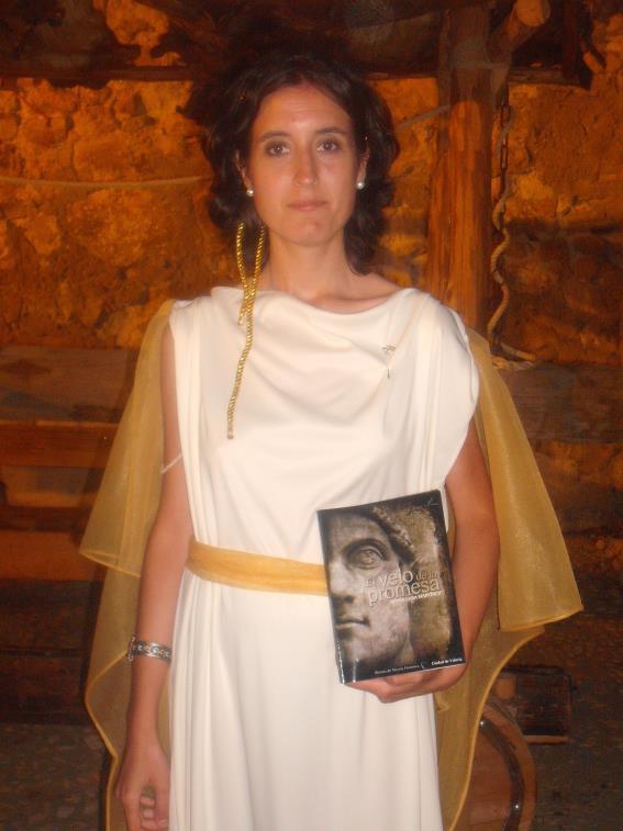 No fueron estos los únicos refajos de las mujeres romanas; sobre la ropa interior, se encontraba el indusium, una suerte de túnica sin mangas (que también se usaba como pijama ) y, sobre esta, la