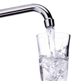 Art 982- Con las denominaciones de Agua potable de suministro público y Agua potable de uso domiciliario, se entiende la que es apta para la alimentación y uso doméstico: no deberá contener