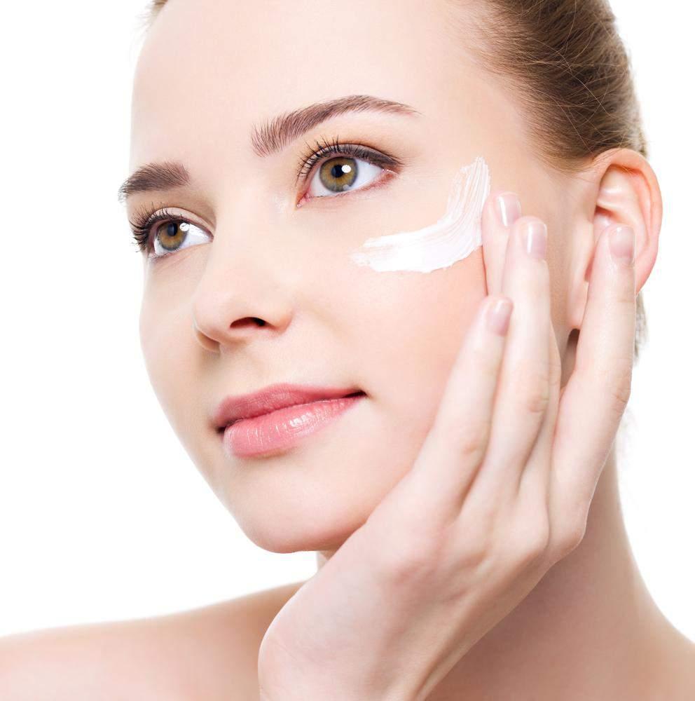 Prepara tu piel Es super importante saber que tipo de piel eres (grasa, seca o mixta) consulta con tu dermatólogo, cosmetologa o en tiendas departamentales donde vendan productos de belleza.