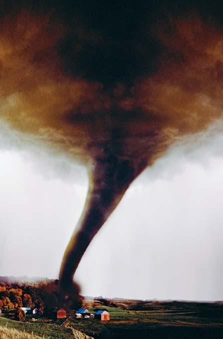 Tornados Un tornado no contiene tanta energía como una tronada, pero puede ser más destructivo. Los tornados pueden formarse repentinamente dentro de fuertes tormentas.