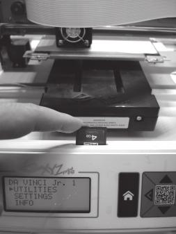 La espátula se utiliza para quitar el objeto de la plataforma de impresión cuando la impresión ha fi nalizado y dicha plataforma se